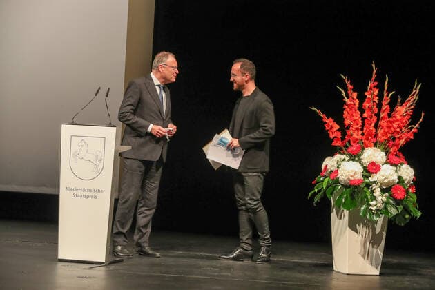 Hannover, Niedersächsischer Staatspreis 2020 Verleihung in der Staatsoper, der Preis geht an die Unternehmerin Edith Bischof und den Pianisten Igor Levit, Der Niedersächsische Staatspreis für das Jahr 2020 (SIC!) geht je zur Hälfte an die Unternehmerin Edith Bischof und den Pianisten Igor Levit. Die Laudatio auf Edith Bischof hält Elke Büdenbender ( Frau unseres Bundespräsidenten, die Laudatio auf Igor Levit der Journalist und Moderator Jo Schück, Ministerpräsident Stephan Weil überreicht den Preis an Igor Levit,