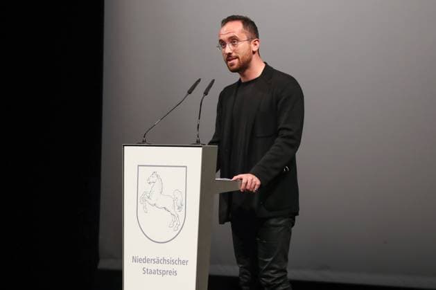 Hannover, Niedersächsischer Staatspreis 2020 Verleihung in der Staatsoper, der Preis geht an die Unternehmerin Edith Bischof und den Pianisten Igor Levit, Der Niedersächsische Staatspreis für das Jahr 2020 (SIC!) geht je zur Hälfte an die Unternehmerin Edith Bischof und den Pianisten Igor Levit. Die Laudatio auf Edith Bischof hält Elke Büdenbender ( Frau unseres Bundespräsidenten, die Laudatio auf Igor Levit der Journalist und Moderator Jo Schück, Ministerpräsident Stephan Weil überreicht den Preis an Igor Levit, *** Hanover, Lower Saxony State Prize 2020 Award ceremony at the State Opera House, the prize goes to the entrepreneur Edith Bischof and the pianist Igor Levit, The Lower Saxony State Prize for 2020 SIC goes half to th
