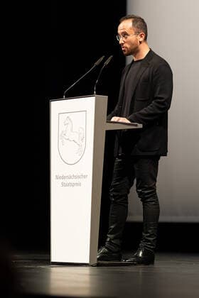 Hannover, Deutschland 13. September 2021: News - 2021 - Verleihung Niedersaechsischer Staatspreis 2020 - Staatsoper Hannover - 13.09.2021 Igor Levit (Pianist) haelt eine Rede nach der Verleihung des Preises an ihn. Mit dem Niedersaechsischen Staatspreis werden alle zwei Jahre Persoenlichkeiten ausgezeichnet, welche sich in verschiedenen Bereichen um das Land Niedersachsen verdient gemacht haben. Niedersachsen Copyright: xFotostandx xMattheyx