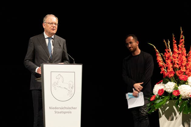 Hannover, Deutschland 13. September 2021: News - 2021 - Verleihung Niedersaechsischer Staatspreis 2020 - Staatsoper Hannover - 13.09.2021 Stephan Weil (SPD), Ministerpraesident von Niedersachsen, haelt eine Rede waehrend der Veranstaltung. Rechts neben ihm steht Igor Levit (Pianist), welcher den Preis erhaelt. Mit dem Niedersaechsischen Staatspreis werden alle zwei Jahre Persoenlichkeiten ausgezeichnet, welche sich in verschiedenen Bereichen um das Land Niedersachsen verdient gemacht haben. Niedersachsen Copyright: xFotostandx xMattheyx