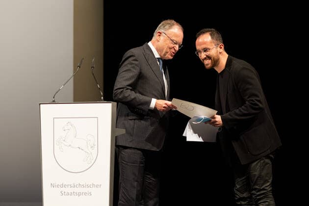 Hannover, Deutschland 13. September 2021: News - 2021 - Verleihung Niedersaechsischer Staatspreis 2020 - Staatsoper Hannover - 13.09.2021 v. li. Stephan Weil (SPD), Ministerpraesident von Niedersachsen, ueberreicht den Preis an Igor Levit (Pianist). Mit dem Niedersaechsischen Staatspreis werden alle zwei Jahre Persoenlichkeiten ausgezeichnet, welche sich in verschiedenen Bereichen um das Land Niedersachsen verdient gemacht haben. Niedersachsen Copyright: xFotostandx xMattheyx