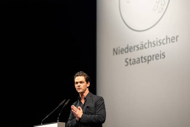 Hannover, Deutschland 13. September 2021: News - 2021 - Verleihung Niedersaechsischer Staatspreis 2020 - Staatsoper Hannover - 13.09.2021 Jo Schück Schueck, Journalist und Moderator, haelt eine Laudatio waehrend der Veranstaltung. Mit dem Niedersaechsischen Staatspreis werden alle zwei Jahre Persoenlichkeiten ausgezeichnet, welche sich in verschiedenen Bereichen um das Land Niedersachsen verdient gemacht haben. Niedersachsen Copyright: xFotostandx xMattheyx
