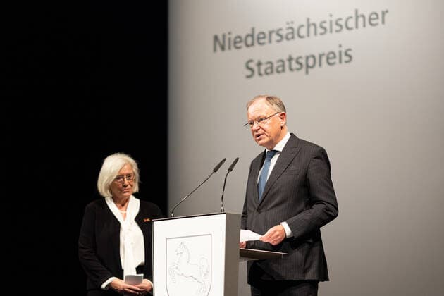 Hannover, Deutschland 13. September 2021: News - 2021 - Verleihung Niedersaechsischer Staatspreis 2020 - Staatsoper Hannover - 13.09.2021 Stephan Weil (SPD), Ministerpraesident von Niedersachsen, haelt eine Rede waehrend der Veranstaltung. Neben ihm steht Edith Bischof (Unternehmerin), eine der beiden Preistraeger. Mit dem Niedersaechsischen Staatspreis werden alle zwei Jahre Persoenlichkeiten ausgezeichnet, welche sich in verschiedenen Bereichen um das Land Niedersachsen verdient gemacht haben. Niedersachsen Copyright: xFotostandx xMattheyx