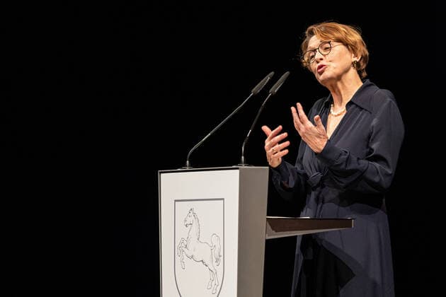 Hannover, Deutschland 13. September 2021: News - 2021 - Verleihung Niedersaechsischer Staatspreis 2020 - Staatsoper Hannover - 13.09.2021 Elke Büdenbender Buedenbender, Ehefrau des Bundespraesidenten Steinmeier, haelt eine Laudatio waehrend der Veranstaltung. Mit dem Niedersaechsischen Staatspreis werden alle zwei Jahre Persoenlichkeiten ausgezeichnet, welche sich in verschiedenen Bereichen um das Land Niedersachsen verdient gemacht haben. Niedersachsen Copyright: xFotostandx xMattheyx