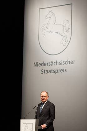 Hannover, Deutschland 13. September 2021: News - 2021 - Verleihung Niedersaechsischer Staatspreis 2020 - Staatsoper Hannover - 13.09.2021 Stephan Weil (SPD), Ministerpraesident von Niedersachsen, haelt eine Rede waehrend der Veranstaltung. Mit dem Niedersaechsischen Staatspreis werden alle zwei Jahre Persoenlichkeiten ausgezeichnet, welche sich in verschiedenen Bereichen um das Land Niedersachsen verdient gemacht haben. Niedersachsen Copyright: xFotostandx xMattheyx