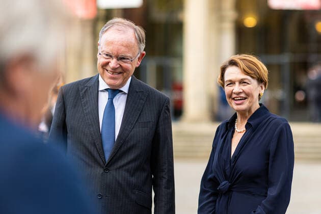 News Bilder des Tages Hannover, Deutschland 13. September 2021: News - 2021 - Verleihung Niedersaechsischer Staatspreis 2020 - Staatsoper Hannover - 13.09.2021 v. re. Elke Büdenbender Buedenbender, Ehefrau des Bundespraesidenten Steinmeier, und Stephan Weil (SPD), Ministerpraesident von Niedersachsen, posieren für ein Foto bei der Ankunft von Buedenbender an der Staatsoper. Mit dem Niedersaechsischen Staatspreis werden alle zwei Jahre Persoenlichkeiten ausgezeichnet, welche sich in verschiedenen Bereichen um das Land Niedersachsen verdient gemacht haben. Niedersachsen Copyright: xFotostandx xMattheyx