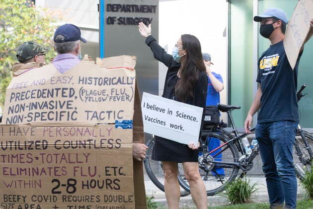 September 13, 2021, Toronto, Canada: Protesters exchange with views with counter protesters as numbers gather outside Toronto General Hospital, on Monday September 13, 2021, to demonstrate against COVID-19 vaccines, COVID-19 vaccine passports and COVID-19 related restrictions. Toronto Canada  - ZUMAc35_ 20210913_zaf_c35_023 Copyright: xChrisxYoungx