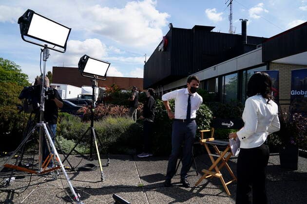 News Bilder des Tages September 13, 2021, Burnaby, B.C, Canada: Liberal leader Justin Trudeau prepares to take part in an interview with Global reporter Neetu Garcha in Burnaby, B.C., on Monday, Sept. 13, 2021. The interview was set to take part outside but had to be moved inside due to the a lone protester heckling Trudeau. Burnaby Canada  - ZUMAc35_ 20210913_zaf_c35_067 Copyright: xSeanxKilpatrickx