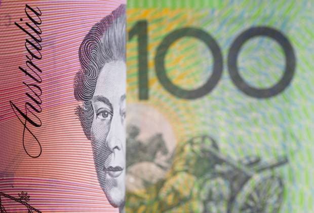 Australischer 100-Dollarschein vor dem 5-Dollarschein mit Queen Elisabeth II, Australien Australien 100 dollar bill in front of 5 dollar bill with queen Elisabeth II, Australia BLWS651978