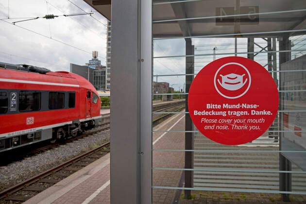 Hinweis auf Mund-Nasen-Bedeckung auf dem Dortmunder Hauptbahnhof, Corona-Pandemie, Deutschland, Nordrhein-Westfalen, Ruhrgebiet, Dortmund Advice to wear a face mask at the main station Dortmund, Corona pandemie, Germany, North Rhine-Westphalia, Ruhr Area, Dortmund BLWS651854