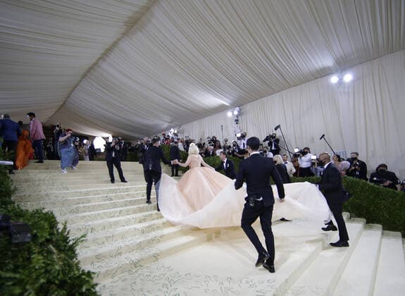 Entertainment Themen der Woche KW37 Billie Eilish arrives on the red carpet for The Met Gala at The Metropolitan Museum of Art celebrating the opening of In America: A Lexicon of Fashion in New York City on Monday, September 13, 2021.  NYP20210913301 JOHNxANGELILLO