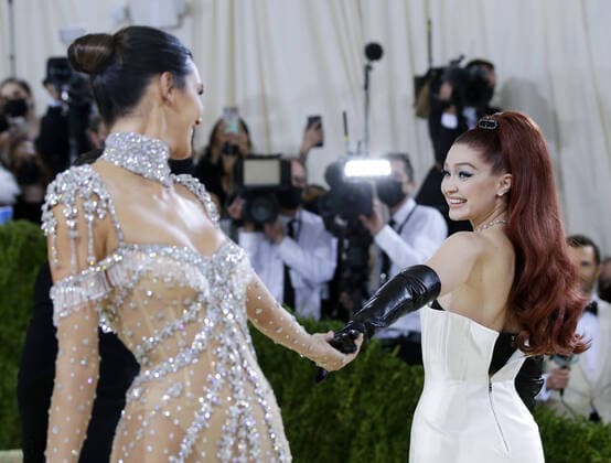 Bilder des Jahres 2021, Entertainment 09 September Entertainment Themen der Woche KW37 Entertainment Bilder des Tages Kendall Jenner and Gigi Hadid arrive on the red carpet for The Met Gala at The Metropolitan Museum of Art celebrating the opening of In America: A Lexicon of Fashion in New York City on Monday, September 13, 2021.  NYP20210913307 JOHNxANGELILLO