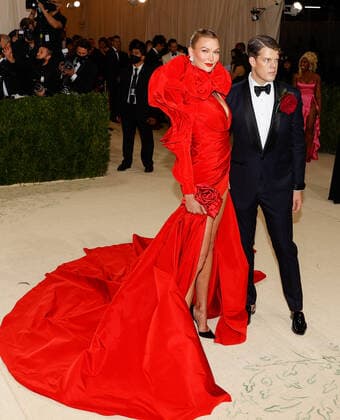 Karlie Kloss and Wes Gordon arrive for The Met Gala at The Metropolitan Museum of Art celebrating the opening of In America: A Lexicon of Fashion in New York City on Monday, September 13, 2021.  NYP20210913582 JOHNxANGELILLO