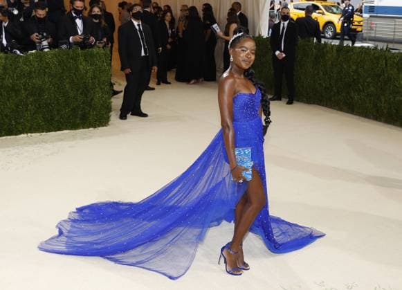 IMAGO ICONS: Amanda Gorman Amanda Gorman arrives on the red carpet for The Met Gala at The Metropolitan Museum of Art celebrating the opening of In America: A Lexicon of Fashion in New York City on Monday, September 13, 2021.  NYP20210913315 JOHNxANGELILLO
