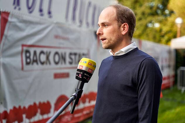 Raoul Roßmann bei der Scheckübergabe vor dem Max Giesinger Charitykonzert im Rahmen der Konzertreihe Back on Stage auf der Gilde Parkbühne. Hannover, 13.09.2021