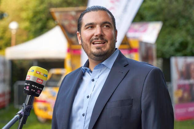Nico Röger bei der Scheckübergabe vor dem Max Giesinger Charitykonzert im Rahmen der Konzertreihe Back on Stage auf der Gilde Parkbühne. Hannover, 13.09.2021