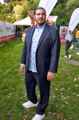 Nico Röger bei der Scheckübergabe vor dem Max Giesinger Charitykonzert im Rahmen der Konzertreihe Back on Stage auf der Gilde Parkbühne. Hannover, 13.09.2021