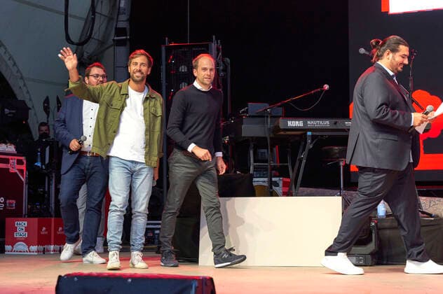 Max Giesinger, Raoul Roßmann und Nico Röger bei der Scheckübergabe vor dem Max Giesinger Charitykonzert im Rahmen der Konzertreihe Back on Stage auf der Gilde Parkbühne. Hannover, 13.09.2021