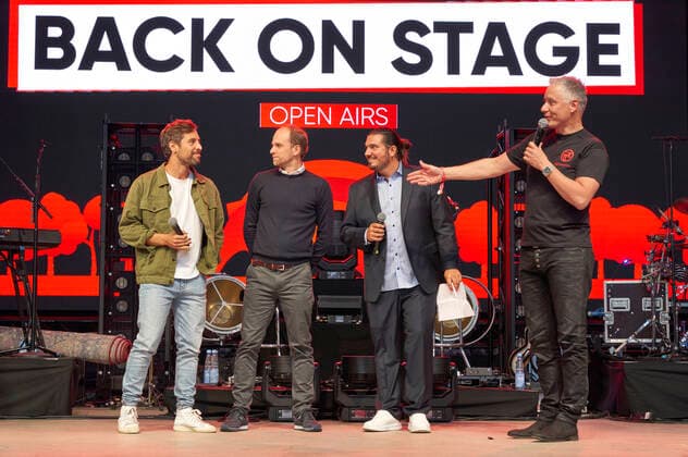 Max Giesinger, Raoul Roßmann und Nico Röger bei der Scheckübergabe vor dem Max Giesinger Charitykonzert im Rahmen der Konzertreihe Back on Stage auf der Gilde Parkbühne. Hannover, 13.09.2021