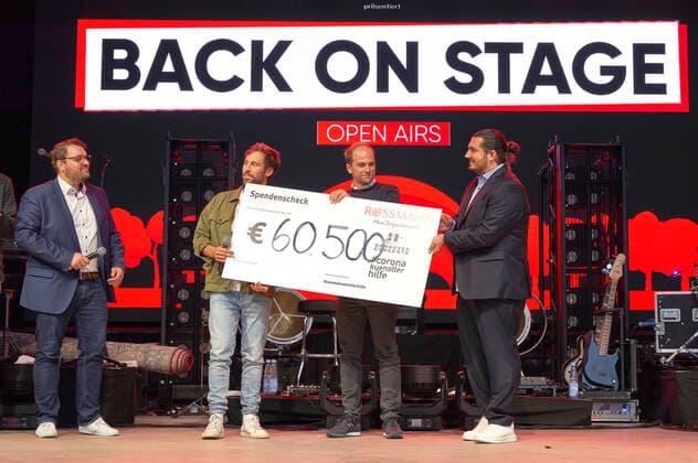 Max Giesinger, Raoul Roßmann und Nico Röger bei der Scheckübergabe vor dem Max Giesinger Charitykonzert im Rahmen der Konzertreihe Back on Stage auf der Gilde Parkbühne. Hannover, 13.09.2021