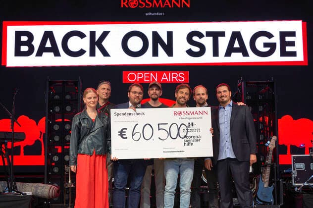 Entertainment Bilder des Tages Vertreter Coronakünstlerhilfe, Max Giesinger, Raoul Roßmann und Nico Röger bei der Scheckübergabe vor dem Max Giesinger Charitykonzert im Rahmen der Konzertreihe Back on Stage auf der Gilde Parkbühne. Hannover, 13.09.2021