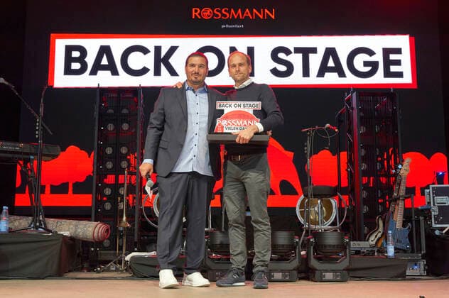 Nico Röger und Raoul Roßmann bei der Scheckübergabe vor dem Max Giesinger Charitykonzert im Rahmen der Konzertreihe Back on Stage auf der Gilde Parkbühne. Hannover, 13.09.2021