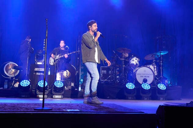 Max Giesinger bei einem Charitykonzert im Rahmen der Konzertreihe Back on Stage auf der Gilde Parkbühne. Hannover, 13.09.2021
