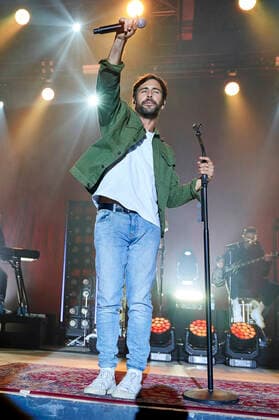 Max Giesinger bei einem Charitykonzert im Rahmen der Konzertreihe Back on Stage auf der Gilde Parkbühne. Hannover, 13.09.2021