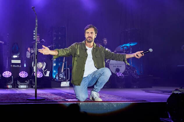 Max Giesinger bei einem Charitykonzert im Rahmen der Konzertreihe Back on Stage auf der Gilde Parkbühne. Hannover, 13.09.2021