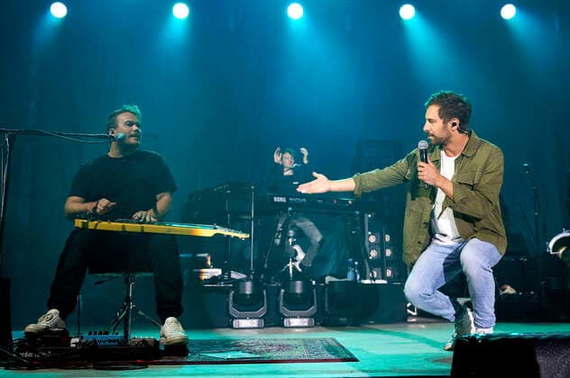 Max Giesinger bei einem Charitykonzert im Rahmen der Konzertreihe Back on Stage auf der Gilde Parkbühne. Hannover, 13.09.2021