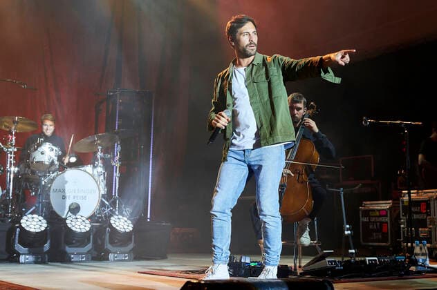 Max Giesinger bei einem Charitykonzert im Rahmen der Konzertreihe Back on Stage auf der Gilde Parkbühne. Hannover, 13.09.2021