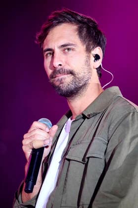 Max Giesinger bei einem Charitykonzert im Rahmen der Konzertreihe Back on Stage auf der Gilde Parkbühne. Hannover, 13.09.2021