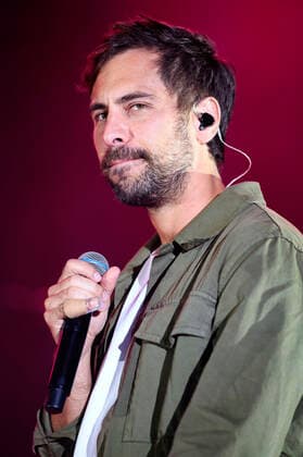 Max Giesinger bei einem Charitykonzert im Rahmen der Konzertreihe Back on Stage auf der Gilde Parkbühne. Hannover, 13.09.2021