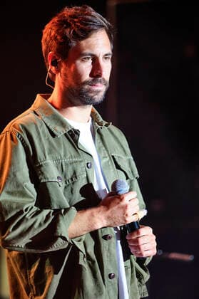 Max Giesinger bei einem Charitykonzert im Rahmen der Konzertreihe Back on Stage auf der Gilde Parkbühne. Hannover, 13.09.2021