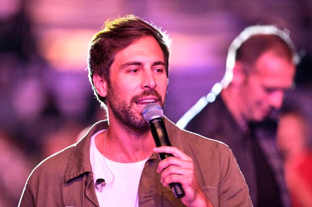 Max Giesinger bei einem Charitykonzert im Rahmen der Konzertreihe Back on Stage auf der Gilde Parkbühne. Hannover, 13.09.2021