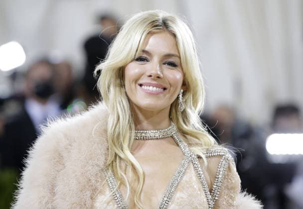 Sienna Miller arrives on the red carpet for The Met Gala at The Metropolitan Museum of Art celebrating the opening of In America: A Lexicon of Fashion in New York City on Monday, September 13, 2021.  NYP20210913381 JOHNxANGELILLO