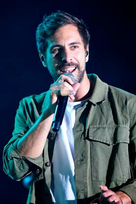Max Giesinger bei einem Charitykonzert im Rahmen der Konzertreihe Back on Stage auf der Gilde Parkbühne. Hannover, 13.09.2021