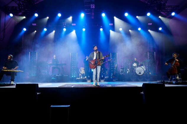 Max Giesinger bei einem Charitykonzert im Rahmen der Konzertreihe Back on Stage auf der Gilde Parkbühne. Hannover, 13.09.2021