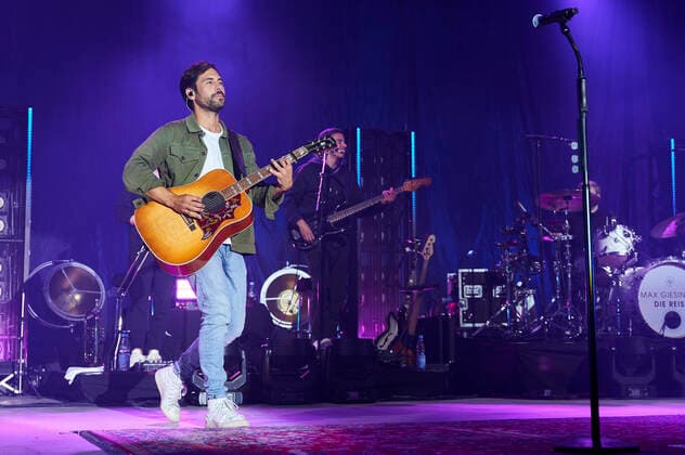 Max Giesinger bei einem Charitykonzert im Rahmen der Konzertreihe Back on Stage auf der Gilde Parkbühne. Hannover, 13.09.2021