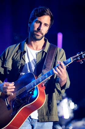 Max Giesinger bei einem Charitykonzert im Rahmen der Konzertreihe Back on Stage auf der Gilde Parkbühne. Hannover, 13.09.2021