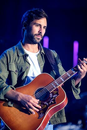 Max Giesinger bei einem Charitykonzert im Rahmen der Konzertreihe Back on Stage auf der Gilde Parkbühne. Hannover, 13.09.2021