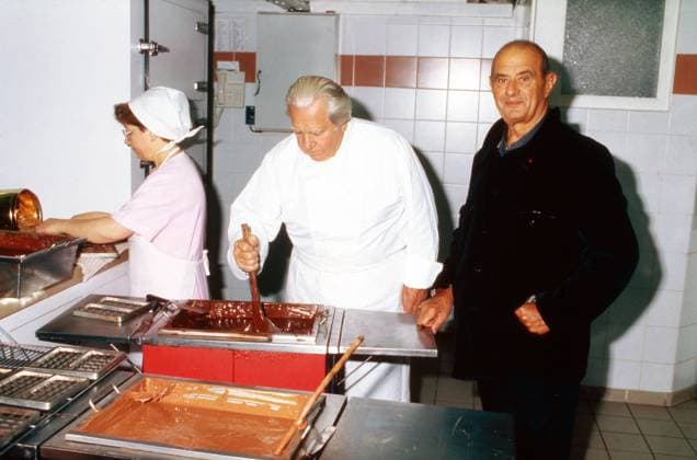 Paul Bocuse Der französische Sternekoch Paul Bocuse überwacht das Conchieren von Schokolade mit Chocolatier Maurice Bernachon in Collonges-au-Mont-d Or, Frankreich 1995. French high quality chef Paul Bocuse observing chocolatier Maurice Bernachon conching chocolate at his restaurant in Collonges-au-Mont-d Or, France 1995., Collonges-au-Mont-d Or Metropole de Lyon Frankreich Copyright: WolfgangxKühn UnitedArchives103890 EDITORIAL USE ONLY