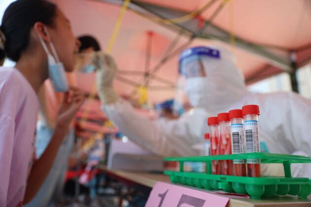 (210914) -- XIAMEN, Sept. 14, 2021 -- A medical worker collects a swab sample for nucleic acid testing at a testing site in a community in Siming District, Xiamen, southeast China s Fujian Province, Sept. 14, 2021. Xiamen, a port city in Fujian Province, has started a citywide nucleic acid testing due to the latest COVID-19 resurgence in the city, authorities said Tuesday. As of 11 a.m. Tuesday, Xiamen had reported 35 locally transmitted confirmed COVID-19 cases and one asymptomatic carrier in the latest resurgence, according to the headquarters. (Photo by Xinhua) CHINA-FUJIAN-XIAMEN-COVID-19-TESTING (CN) ZengxDemeng