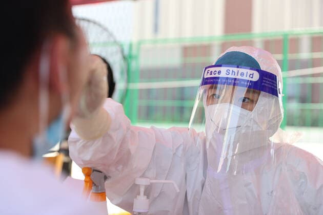 (210914) -- XIAMEN, Sept. 14, 2021 -- A medical worker collects a swab sample for nucleic acid testing at a testing site in a community in Siming District, Xiamen, southeast China s Fujian Province, Sept. 14, 2021. Xiamen, a port city in Fujian Province, has started a citywide nucleic acid testing due to the latest COVID-19 resurgence in the city, authorities said Tuesday. As of 11 a.m. Tuesday, Xiamen had reported 35 locally transmitted confirmed COVID-19 cases and one asymptomatic carrier in the latest resurgence, according to the headquarters. (Photo by Xinhua) CHINA-FUJIAN-XIAMEN-COVID-19-TESTING (CN) ZengxDemeng