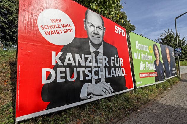 Wahlplakate zur Bundestagswahl 2021 v. li. der SPD mit dem Kanzlerkandidat Olaf Scholz ( KANZLER FUER (FÜR) DEUTSCHLAND. ) ( WER SCHOLZ WILL, WAEHLT (WÄHLT) SPD! ), den Gruenen (Grüne) mit der Kanzlerkandidatin Annalena Baerbock ( KOMMT, WIR AENDERN (ÄNDERN) DIE POLITIK. KLIMASCHUTZ & GERECHTIGKEIT ) und der CDU mit dem Kanzlerkandidat Armin Laschet ( ENTSCHLOSSEN FUER (FÜR) DEUTSCHLAND. ) Bundestagswahlkampf im Siegerland am 14.09.2021 in Siegen Deutschland.