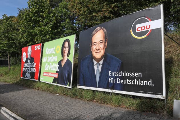Wahlplakate zur Bundestagswahl 2021 v. li. der SPD mit dem Kanzlerkandidat Olaf Scholz ( KANZLER FUER (FÜR) DEUTSCHLAND. ) ( WER SCHOLZ WILL, WAEHLT (WÄHLT) SPD! ), den Gruenen (Grüne) mit der Kanzlerkandidatin Annalena Baerbock ( KOMMT, WIR AENDERN (ÄNDERN) DIE POLITIK. KLIMASCHUTZ & GERECHTIGKEIT ) und der CDU mit dem Kanzlerkandidat Armin Laschet ( ENTSCHLOSSEN FUER (FÜR) DEUTSCHLAND. ) Bundestagswahlkampf im Siegerland am 14.09.2021 in Siegen Deutschland.