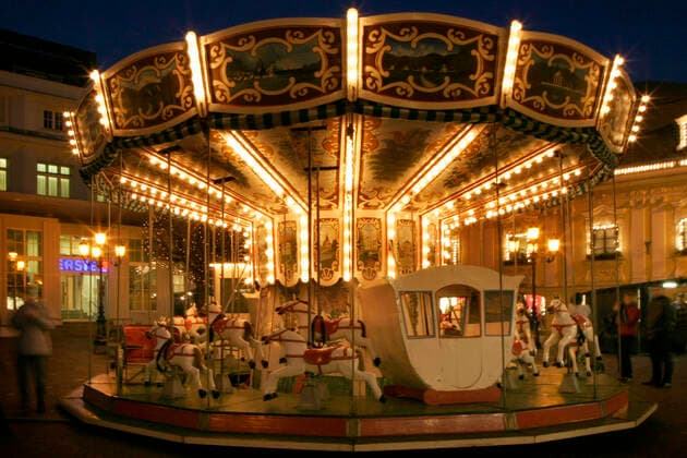 Karussell zu Weihnachten auf einem Weihnachtsmarkt, Oesterreich roundabout on the christmas market, Austria BLWS651576