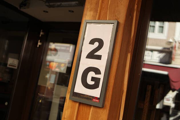 Am Eingang eines Clubs auf St. Pauli wird darauf hingewiesen, dass nur Geimpfte und Genesene Zutritt zu der Lokalität erhalten. Der Gastronomie-Betrieb bedient sich des sogenannten 2G-Optionsmodells der Stadt Hamburg, das es Veranstaltern und Gastronomen ermöglicht, mehr Gästen Einlass zu gewähren. Negativ-Getestete haben dabei keinen Zutritt mehr. St. Pauli Hamburg