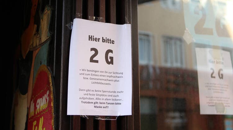 Am Eingang eines Clubs auf St. Pauli wird darauf hingewiesen, dass nur Geimpfte und Genesene Zutritt zu der Lokalität erhalten. Der Gastronomie-Betrieb bedient sich des sogenannten 2G-Optionsmodells der Stadt Hamburg, das es Veranstaltern und Gastronomen ermöglicht, mehr Gästen Einlass zu gewähren. Negativ-Getestete haben dabei keinen Zutritt mehr. St. Pauli Hamburg