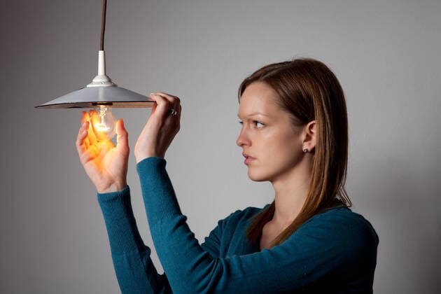 junge frau,glühbirne,wechseln,frau,glühbirnen,glühlampe,glühlampen,glühlicht,glühlichter,wechsel *** young woman,light bulb,flat tire,girl,girls,woman,young women,bulb,bulbs,light bulbs,change,flat tires jb1-fyk ,model released, Symbolfoto